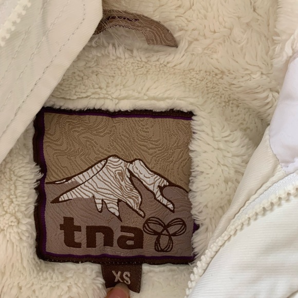 Aritzia white xs parka! - Picture 4 of 4